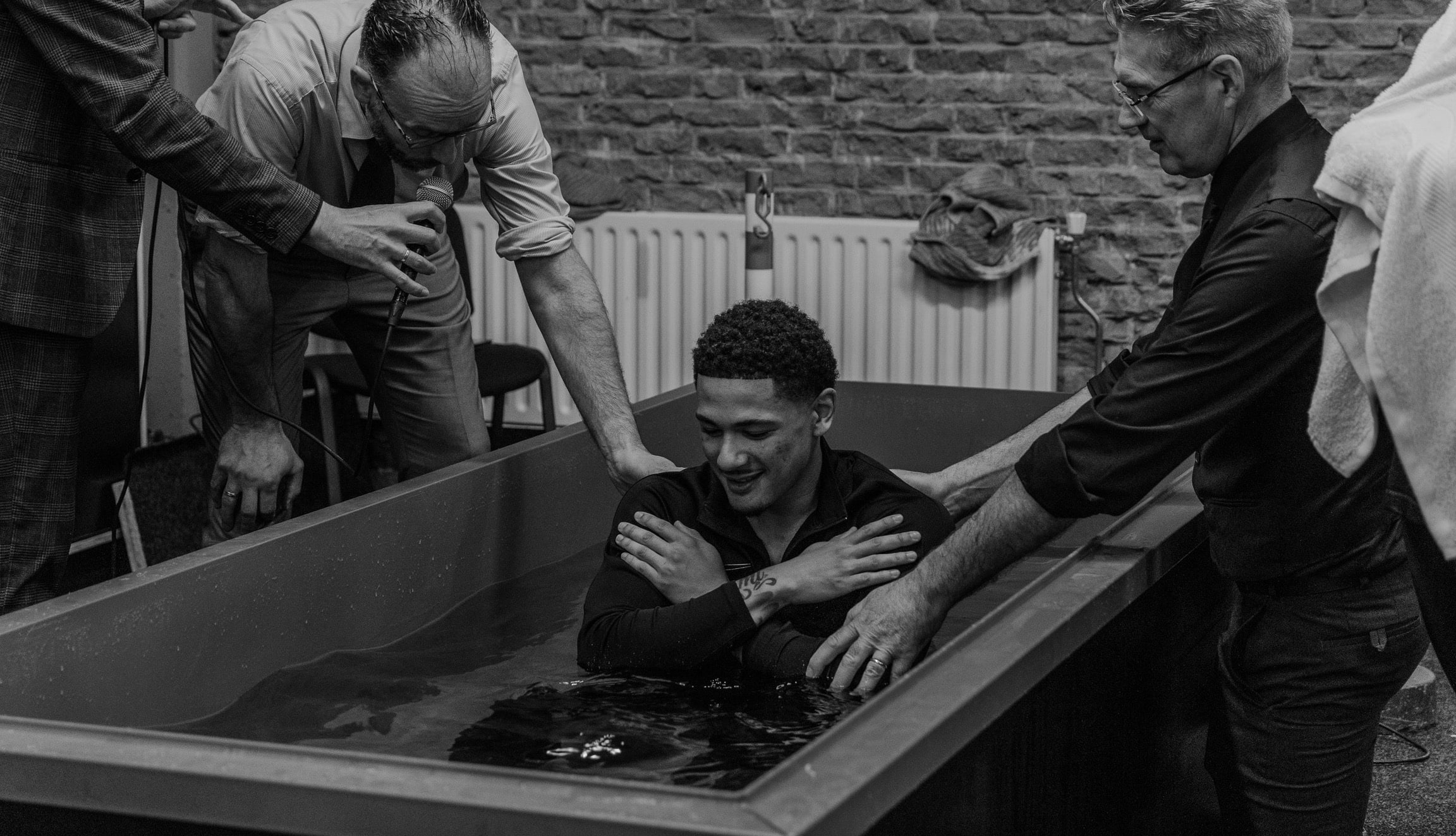 Een doopdienst op zondagochtend na een kerkdienst van Evangelie Gemeente De Deur in Den Bosch