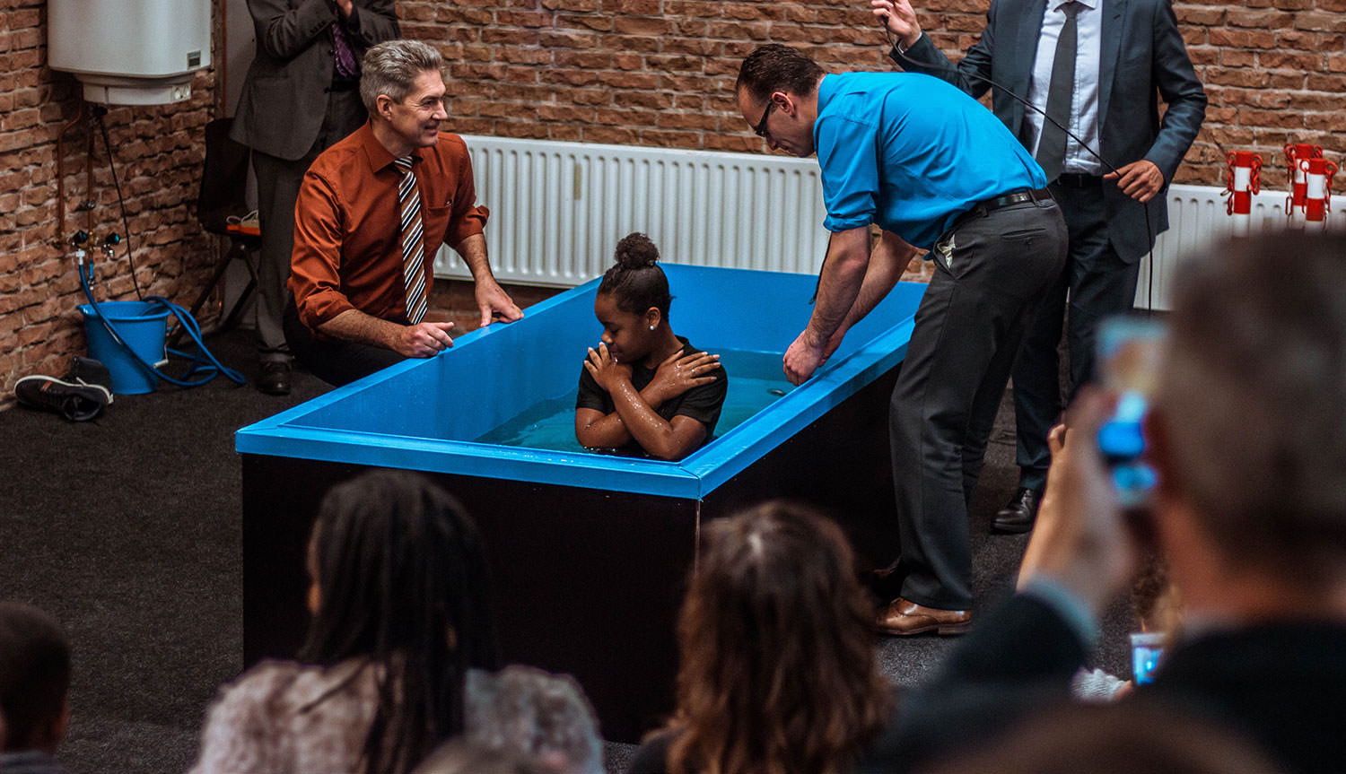 Een doopdienst op zondagochtend na een kerkdienst van Evangelie Gemeente De Deur in Den Bosch