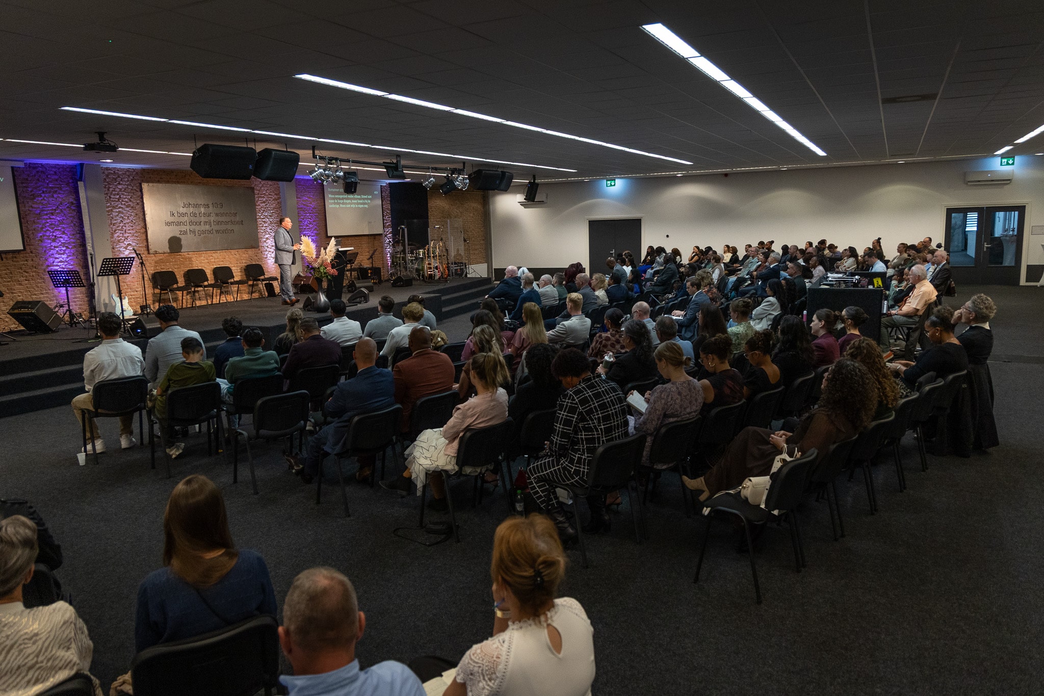 De kerkzaal tijdens een kerkdienst van Evangelie Gemeente De Deur in Den Bosch